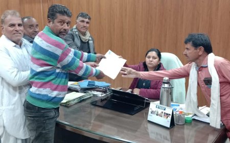 स्पीड ब्रेकर बनवाने की मांग को लेकर एसडीएम प्रीती मीणा को सौंपा ज्ञापन,