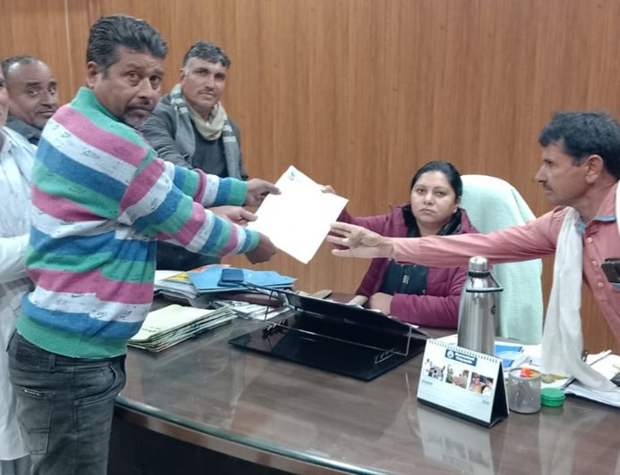 स्पीड ब्रेकर बनवाने की मांग को लेकर एसडीएम प्रीती मीणा को सौंपा ज्ञापन,