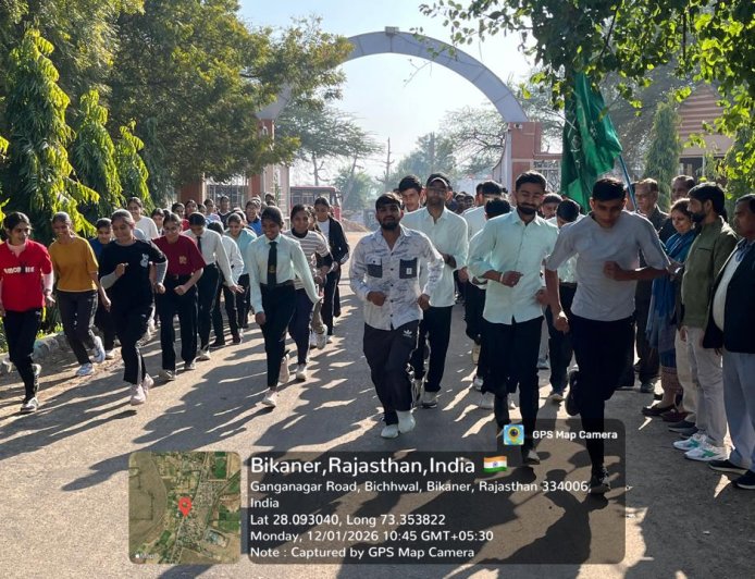 स्वदेशी अपनाने का संकल्प लेकर दौड़े युवा