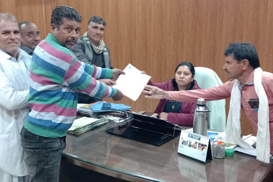 स्पीड ब्रेकर बनवाने की मांग को लेकर एसडीएम प्रीती मीणा को सौंपा ज्ञापन,