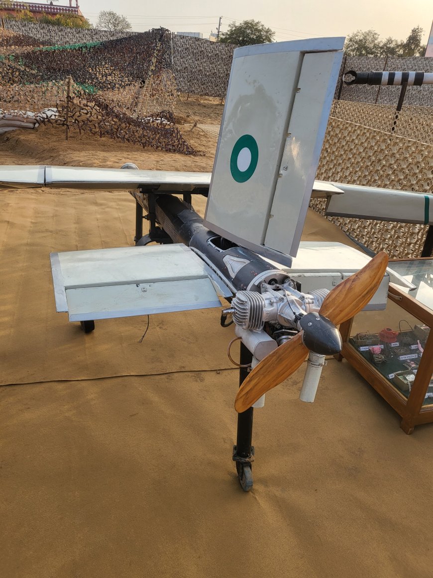 सेना के आधुनिक उपकरणों और हथियारों को किया गया है प्रदर्शित