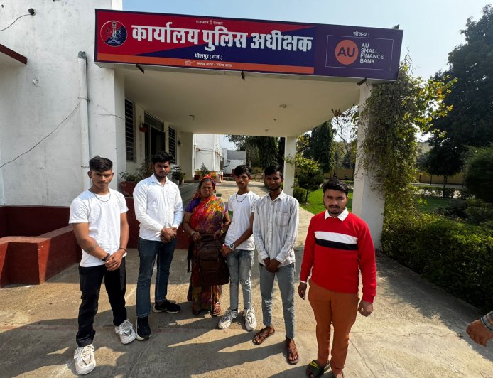 धौलपुर पुलिस ने वृद्ध महिला का खोया बैग लौटाया