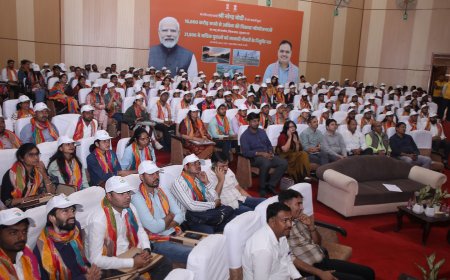 जिला स्तरीय रोजगार उत्सव एवं युवा सम्मेलन में हुआ नवचयनित कार्मिकों का सम्मान