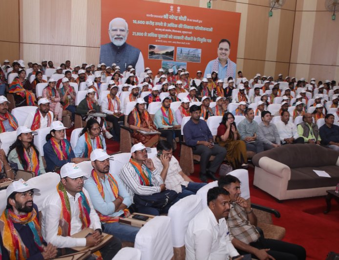 जिला स्तरीय रोजगार उत्सव एवं युवा सम्मेलन में हुआ नवचयनित कार्मिकों का सम्मान