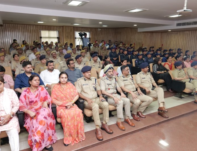 पुलिस मुख्यालय में हुआ श्रेष्ठ महिला पुलिसकर्मियों का सम्मान