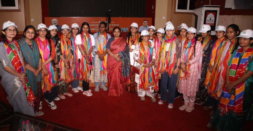 जिला स्तरीय रोजगार उत्सव एवं युवा सम्मेलन में हुआ नवचयनित कार्मिकों का सम्मान