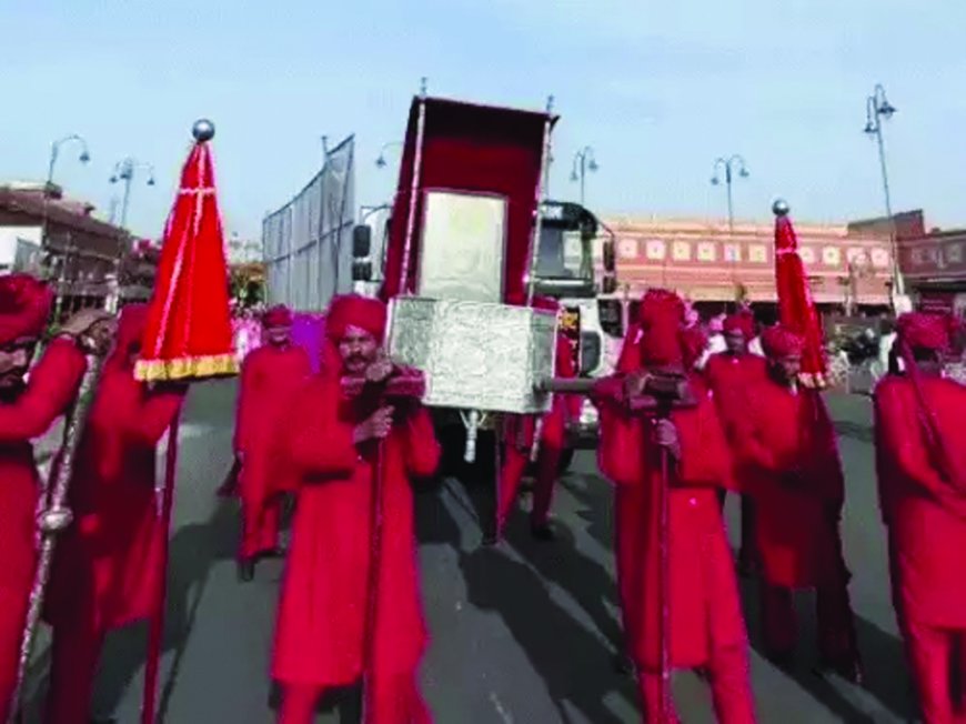 चांदी की पालकी में निकली भगवान महावीर की शोभायात्रा