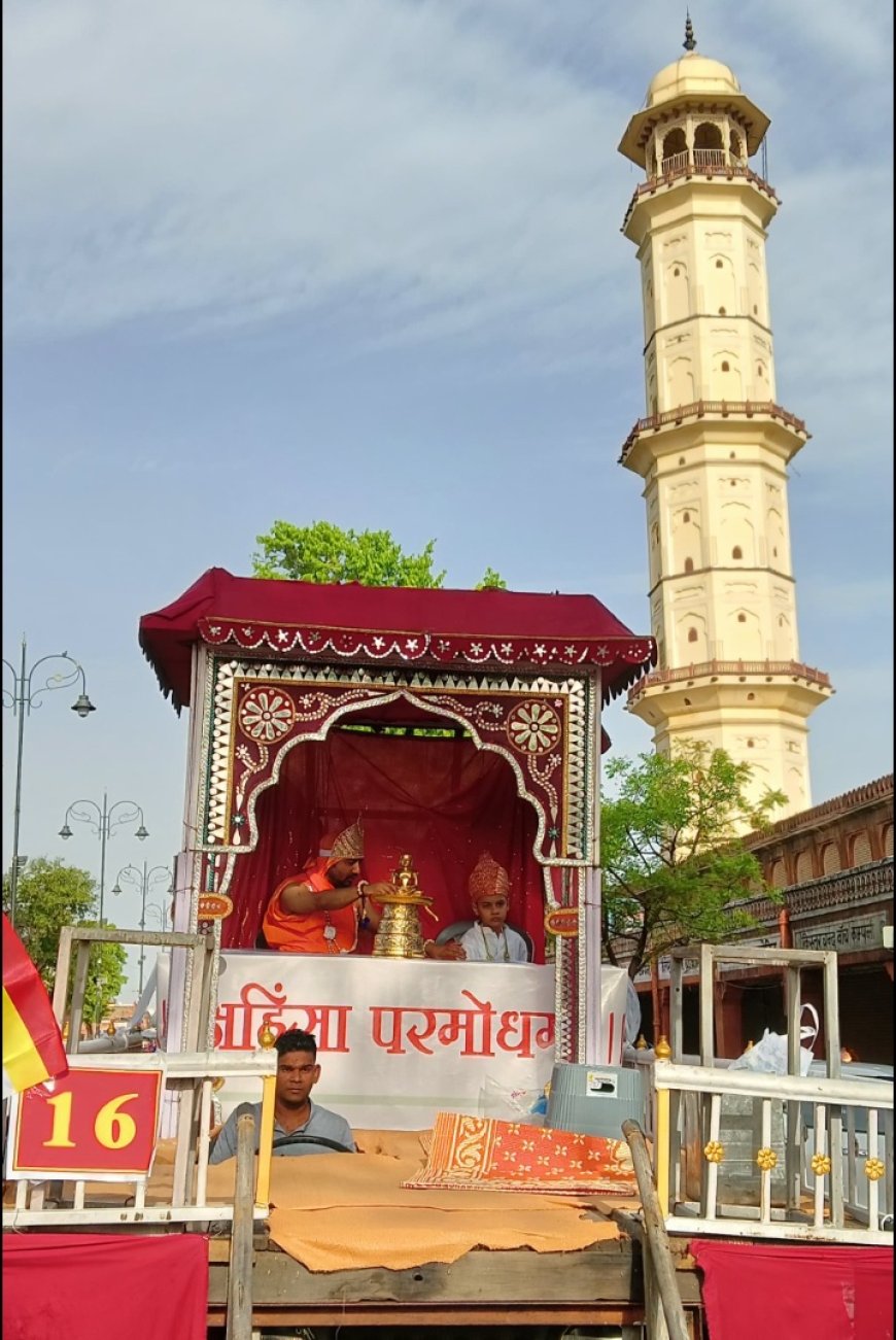 चांदी की पालकी में निकली भगवान महावीर की शोभायात्रा