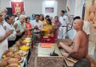 मुनि विनम्र सागर महाराज ससंघ को श्रीफल भेंट