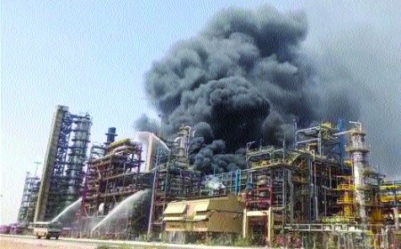 रिफाइनरी में भीषण आग दूर-दूर तक दिखा धुएं का गुबार