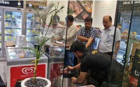 राजापार्क में एग्जॉटिक मार्ट पर कार्रवाई