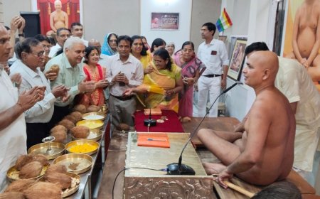 मुनि विनम्र सागर महाराज ससंघ को श्रीफल भेंट