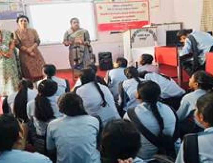 राजकीय बालिका विद्यालयों में जागरूकता गतिविधियों का हो रहा है आयोजन