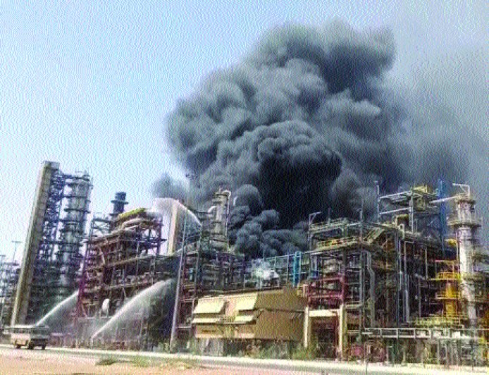 रिफाइनरी में भीषण आग दूर-दूर तक दिखा धुएं का गुबार