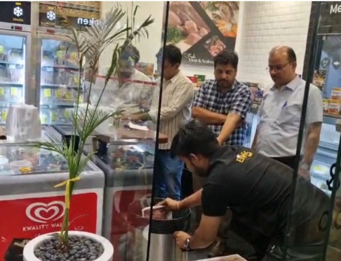 राजापार्क में एग्जॉटिक मार्ट पर कार्रवाई