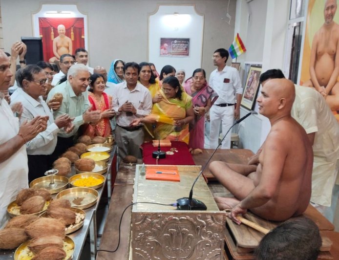 मुनि विनम्र सागर महाराज ससंघ को श्रीफल भेंट