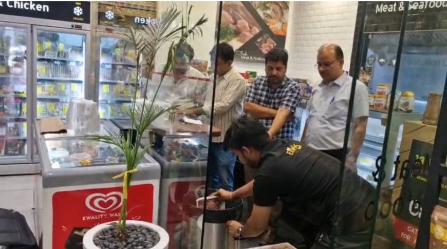 राजापार्क में एग्जॉटिक मार्ट पर कार्रवाई