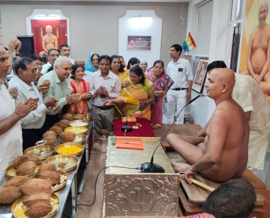 मुनि विनम्र सागर महाराज ससंघ को श्रीफल भेंट