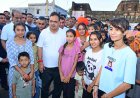 गांव चली सरकार बच्चों को किया दुलार, चॉकलेट का दिया उपहार