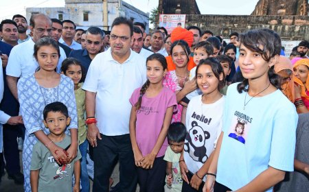 गांव चली सरकार बच्चों को किया दुलार, चॉकलेट का दिया उपहार