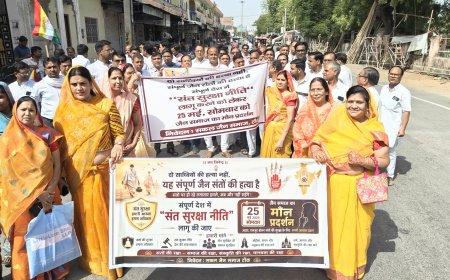 साधु संतों के "सड़क सुरक्षा नीति "लागू करने को लेकर जैन समाज सड़क पर