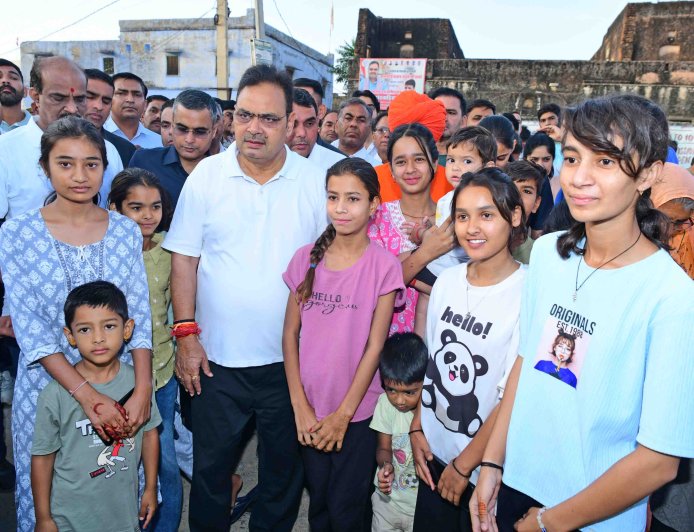 गांव चली सरकार बच्चों को किया दुलार, चॉकलेट का दिया उपहार