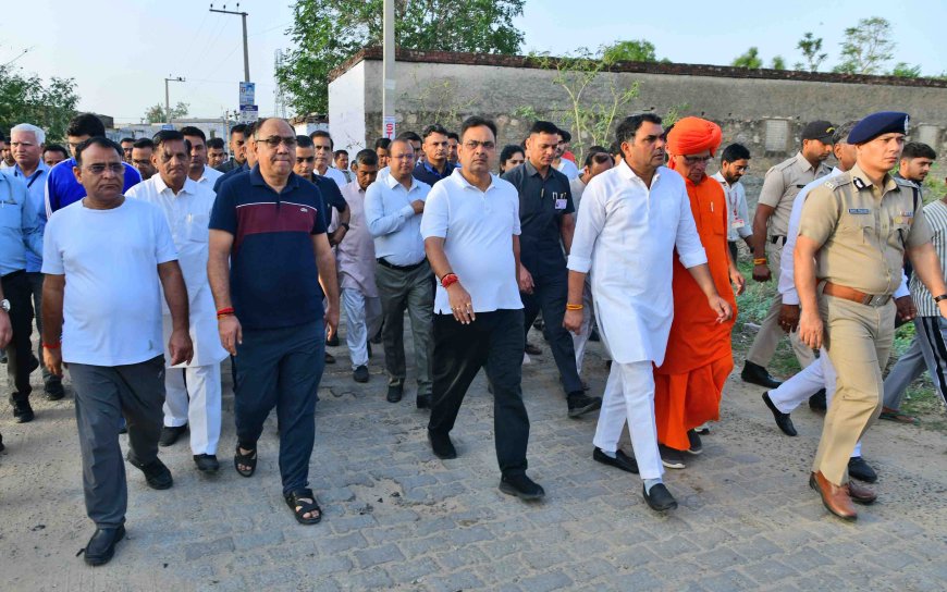 गांव चली सरकार बच्चों को किया दुलार, चॉकलेट का दिया उपहार