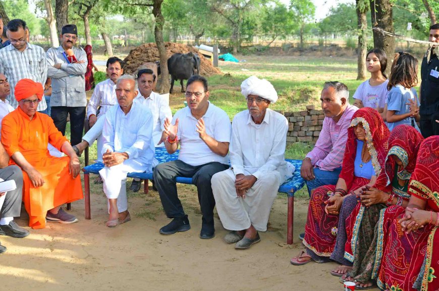 गांव चली सरकार बच्चों को किया दुलार, चॉकलेट का दिया उपहार