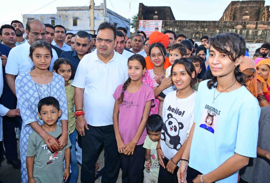 गांव चली सरकार बच्चों को किया दुलार, चॉकलेट का दिया उपहार