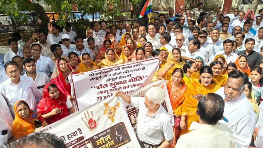 साधु संतों के "सड़क सुरक्षा नीति "लागू करने को लेकर जैन समाज सड़क पर