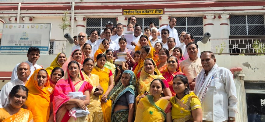 साधु संतों के "सड़क सुरक्षा नीति "लागू करने को लेकर जैन समाज सड़क पर