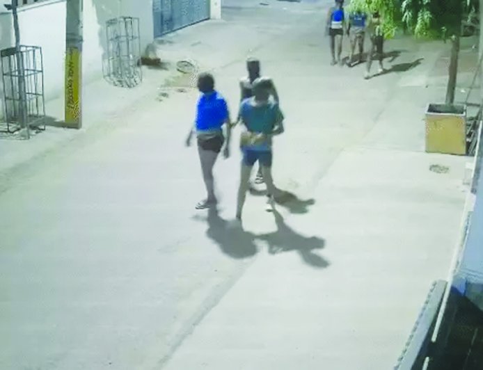 हथियारों के साथ घर में घुसा कच्छा-बनियान गिरोह