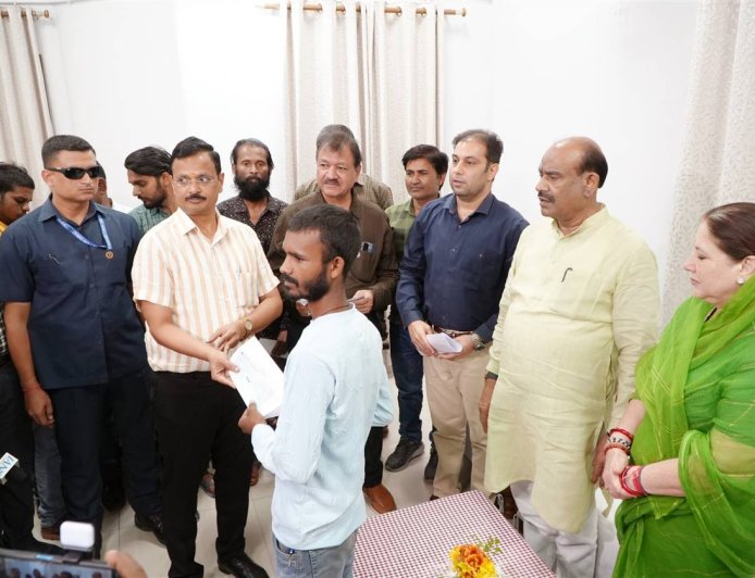 मृतक प्रसूताओं के परिवारों को मिला आर्थिक संबल