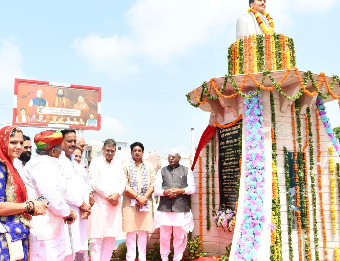 राज्यपाल ने किया पंडित दीनदयाल उपाध्याय की प्रतिमा का अनावरण