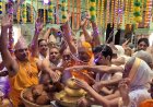 श्रद्धालुओं ने पुष्पदंत भगवान को निर्वाण मोदक चढ़ाया