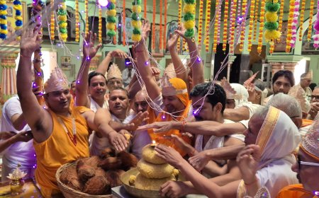 श्रद्धालुओं ने पुष्पदंत भगवान को निर्वाण मोदक चढ़ाया