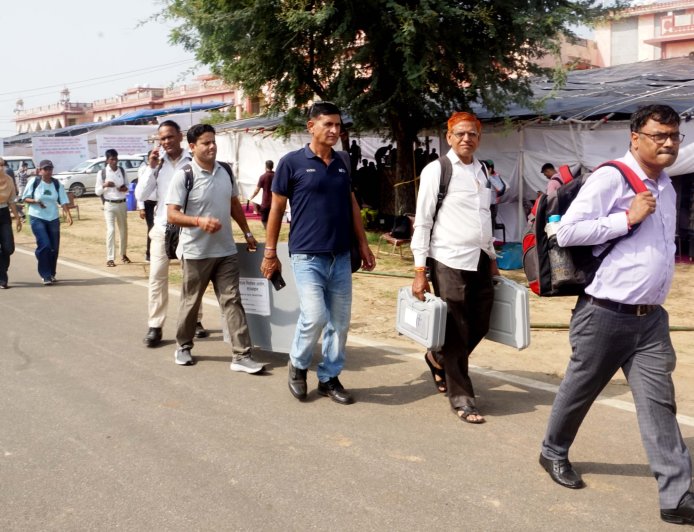 प्रथम चरण के मतदान के लिए भवानी निकेतन से मतदान दल रवाना