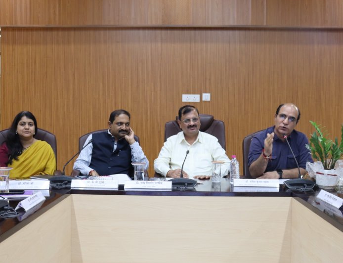 मीडिया छात्रों के लिए सतही नहीं, गहन अध्ययन जरूरी: प्रो. के.जी. सुरेश
