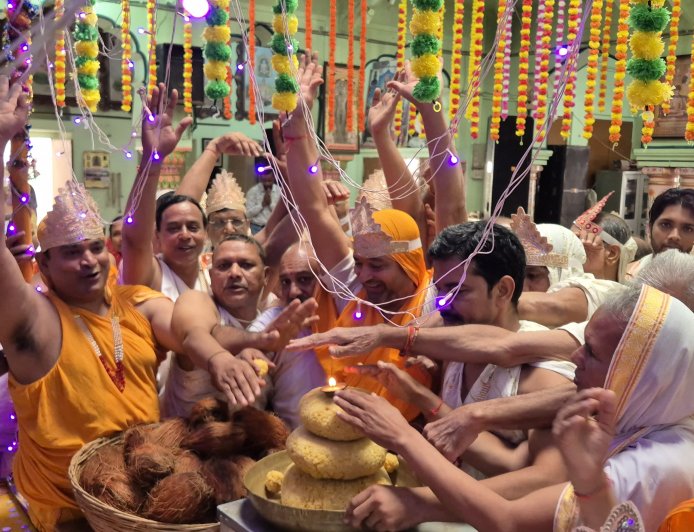 श्रद्धालुओं ने पुष्पदंत भगवान को निर्वाण मोदक चढ़ाया