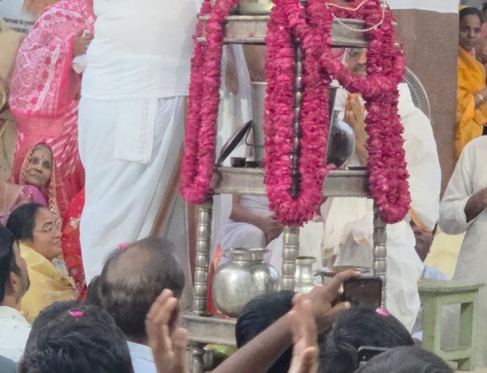 जिनेन्द्र देव का हुआ सामूहिक कलशाभिषेक, उमड़ा जनसैलाब