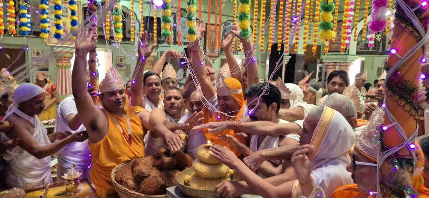 श्रद्धालुओं ने पुष्पदंत भगवान को निर्वाण मोदक चढ़ाया