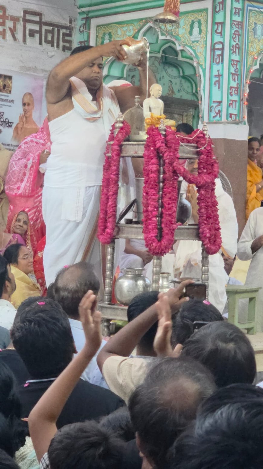 जिनेन्द्र देव का हुआ सामूहिक कलशाभिषेक, उमड़ा जनसैलाब