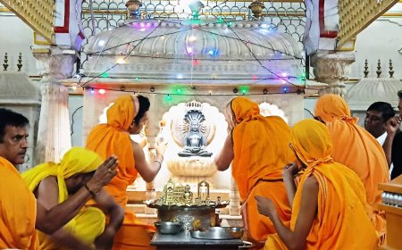 48 दीपों से भक्तामर स्तोत्र की दीप अर्चना, श्रद्धालुओं ने भक्ति भाव से की आराधना