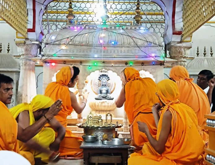 48 दीपों से भक्तामर स्तोत्र की दीप अर्चना, श्रद्धालुओं ने भक्ति भाव से की आराधना