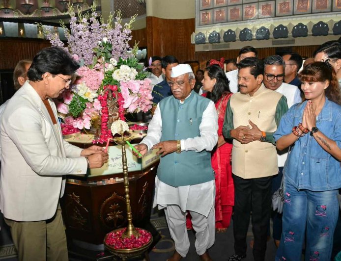 राज्यपाल श्री बागडे ने राजस्थानी फिल्म "माँ" के प्रदर्शन का शुभारंभ किया
