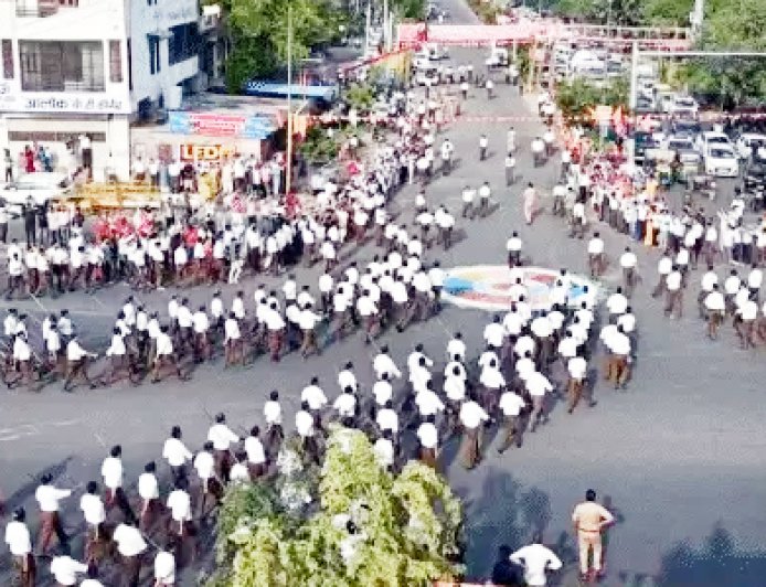 2700 स्वयं सेवकों ने किया पथ संचलन