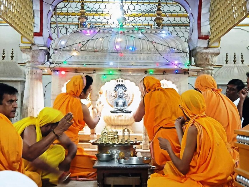 48 दीपों से भक्तामर स्तोत्र की दीप अर्चना, श्रद्धालुओं ने भक्ति भाव से की आराधना