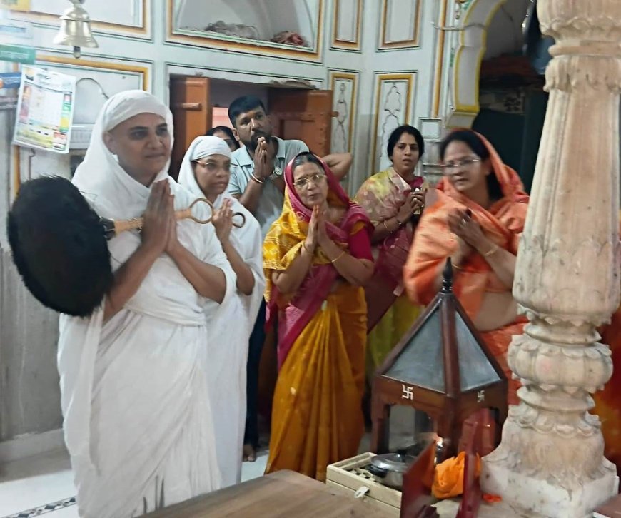 48 दीपों से भक्तामर स्तोत्र की दीप अर्चना, श्रद्धालुओं ने भक्ति भाव से की आराधना